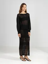 Sweater de escote bote, tejido en punto con lurex brillante. Presenta mangas largas con puños ajustados y un diseño de calce holgado.