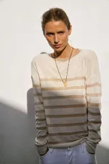Jersey de punto de cuello redondo y manga larga, con diseño de rayas horizontales en tono metalizado sobre base color crema.