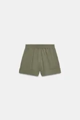 Bermuda de tiro alto de lino color rosado, con cintura elástica trasera, bolsillos delanteros, bajo con vuelta y cierre frontal con cremallera y botones.