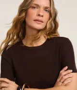 Blusa básica ajustada en rib de algodón, de manga corta y cuello redondo, color mostaza.