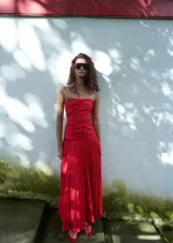 Vestido midi rojo de algodón con diseño palabra de honor, cuerpo drapeado y falda plisada evasé.