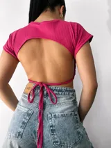 Remera corta de morley con mangas cortas y tiras para atar en la cintura.