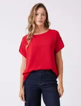 Blusa de crepe marca Ninety Clothing, color rojo, con cuello a la base y mangas cortas con detalle de presilla y botón.