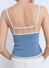 Top de punto fino celeste con tirantes finos y ribetes blancos en contraste, de diseño entallado.