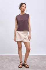 Blusa sin mangas color marrón topo, con cuello redondo y corte recto.