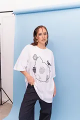 Remeron de algodón blanco con estampa central en negro que representa el mapa de Uruguay con diversos símbolos nacionales como el sol, el escudo, un mate y el hornero.