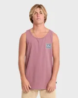 Musculosa de color salmón oscuro, con amplio estampado gráfico en la espalda que presenta un diseño abstracto de olas en tonos celestes y morados dentro de un marco cuadrado.