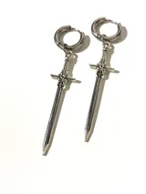 Par de aros colgantes de acero quirúrgico plateado con dije de espada.