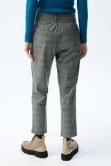 Pantalón de vestir de corte chino, con tiro medio-alto, pierna recta y bolsillos laterales. Diseño a cuadros en tonos marrón, azul y rojo.