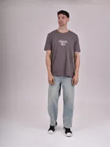 Remera gris con estampado frontal de la palabra "Tokyo" en letras mayúsculas blancas.