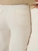 Pantalón de lino color beige, de corte recto y elegante, con bolsillos laterales.