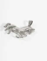 Dije plateado de acero quirúrgico hipoalergénico con forma de caballo.