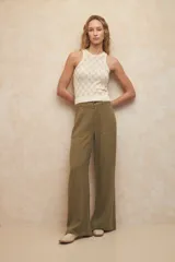 Top tramado color beige, sin mangas y ceñido al cuerpo.