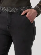 Jeans de tiro alto y pierna recta color negro, confeccionados en denim de mezcla de algodón y poliéster reciclado. Cuenta con un bordado decorativo en la pretina y bolsillos laterales.