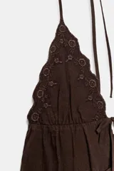 Top halter de gasa color marrón, con escote en V profundo y detalles de bordados a tono. Cuenta con cierre de lazadas en el cuello y en la parte delantera.