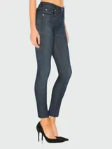 Pantalón de jean elastizado azul oscuro, corte skinny, con bolsillos delanteros y traseros, y terminación desflecada en el ruedo.