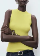 Top de punto de canalé color amarillo lima, sin mangas, con cuello alto y diseño entallado.
