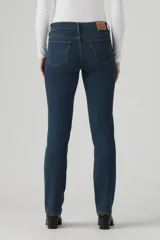 Pantalón de jean corte recto con tecnología shaping, tiro medio y cierre frontal con botón y cremallera. Presenta un lavado azul oscuro clásico con costuras en contraste.