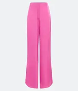 Pantalón pantalona negro con textura satinada, corte de barras amplias, cierre de botón y cremallera, y pinzas.