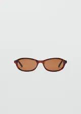 Lentes de sol Femme con montura ovalada de pasta con estampado carey y cristales marrones.