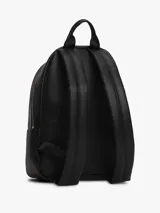 Mochila Tommy Jeans de diseño minimalista confeccionada en poliuretano de acabado liso. Cuenta con un compartimento principal con cierre, un bolsillo frontal con cremallera, asa superior y correas ajustables. Incluye el logo distintivo de la marca en la parte inferior frontal.