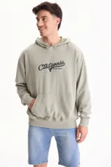 Buzo canguro con capucha verde militar, sin friza, con bolsillo delantero tipo kermesse y estampado frontal con la inscripción 'Los Angeles California College League North America'.