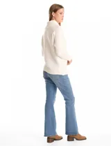 Buzo de tejido acanalado color blanco, con cuello alto y diseño de patrón en V en el frente. Presenta un corte holgado con mangas integradas sin costura de sisa.