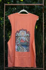 Musculosa sin mangas, color azul celeste con efecto acid wash, cuello redondo y amplias sisas. Presenta un pequeño estampado frontal de tres hongos rojos y blancos con la inscripción "Tuya" debajo.