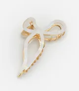 Pinza para el pelo dorada con forma de moño, con detalle de resina nacarada.
