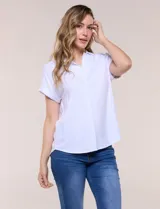 Blusa blanca de algodón y viscosa, con cuello camisero, escote en V y mangas cortas con vuelta.