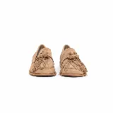 Mocasines de gamuza color marrón claro, con taco bajo, lengüeta con flecos y detalle de nudo frontal.