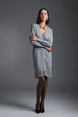 Vestido tipo cardigan gris con botones, escote en V, bolsillos frontales y mangas largas.