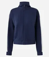 Campera deportiva de microfibra azul marino con cuello alto, cierre frontal y franjas blancas en contraste a lo largo de las mangas.