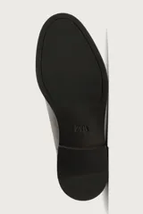 Zapato de vestir tipo oxford con puntera reforzada, confeccionado en piel de color marrón oscuro. Presenta cierre mediante cordones al tono, forro interior y plantilla de piel, y suela a contraste con tacón bajo.