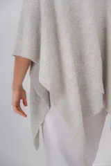 Ruana gris de tejido de punto, hecha de 100% baby alpaca.