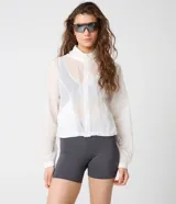 Campera rompevientos deportiva Get Over de corte cropped, color blanco, con capucha, cierre frontal de cremallera, bajo ajustable con cordón y mangas largas con puños elásticos.
