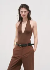 Pantalón de vestir marrón de tiro medio, con bolsillos laterales, trabillas y diseño recto y largo.