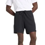 Short New Balance Sport Essentials French Terry color gris, de corte deportivo con cintura elástica con cordón ajustable blanco y bolsillos laterales. Presenta el logo de la marca bordado en la pierna izquierda.