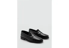 Mocasines de piel vacuna en color negro, de diseño clásico con suela plana y costuras visibles en el empeine.