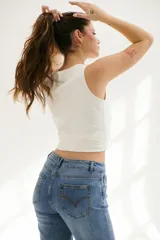 Pantalón de jean celeste de corte semi oxford, con detalles de cuero en pretina y bolsillos.