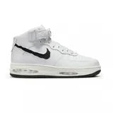 Championes de corte alto Nike Air Force 1 Evo, color blanco con logo Swoosh lateral en color negro. Presentan una tira de ajuste con velcro en el tobillo, perforaciones en la puntera para ventilación y una suela con unidad de aire visible en el talón.
