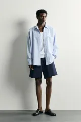 Bermuda relaxed fit de algodón azul marino, con cintura elástica combinada y cordón de ajuste ajustable, bolsillos laterales.