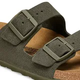 Sandalias Birkenstock Arizona modelo Leve, color verde militar, con dos tiras ajustables con hebillas y plantilla de corcho.
