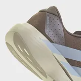 Championes de running Adidas Adizero EVO SL, color marrón topo con las icónicas tres tiras en celeste claro y mediasuela beige. Cuentan con tecnología de amortiguación Lightstrike Pro para un retorno de energía superior y suela de caucho Continental para mayor tracción.