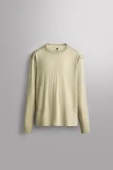 Remera manga larga Zara Athleticz de color beige, con cuello redondo y costuras visibles en los hombros.