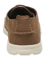 Zapato casual tipo náutico de cuero marrón con cordones, suela de goma blanca y logo de la marca grabado en el lateral.