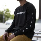Remera blanca de manga larga con cuello redondo. Estampado frontal con el logo de Independent en negro y estampado con el logo de Independent en la manga izquierda.
