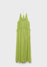 Vestido maxi largo de tejido plisado color verde, con tirantes finos, cuello escotado y cintura fruncida con elástico.