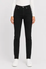 Pantalon jean de corte recto y tiro medio, con bolsillos laterales y traseros.