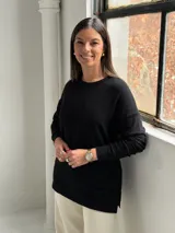 Sweater de punto color negro con diseño de rombos sutilmente integrados en el tejido, cuello redondo y mangas largas con puños ajustados.